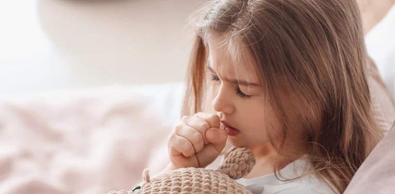 Jak złagodzić silny kaszel w nocy u dziecka, by mogło spokojnie spać?
