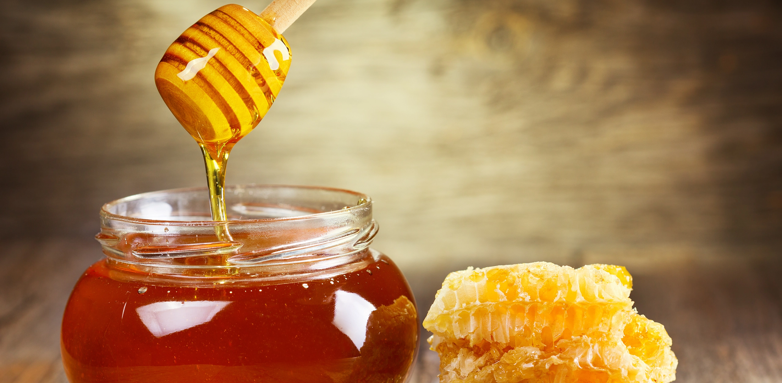 Jakie właściwości miodu sprawiają, że warto spożywać go regularnie?