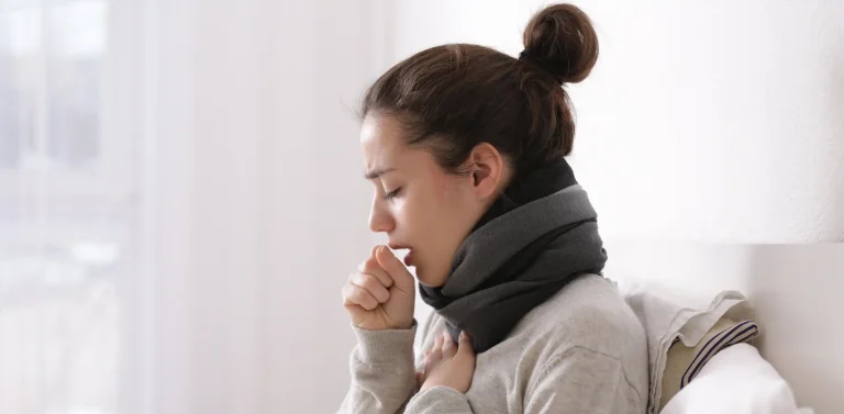 Kaszel krtaniowy – czym różni się kaszel szczekający od kaszlu oskrzelowego i gardłowego?