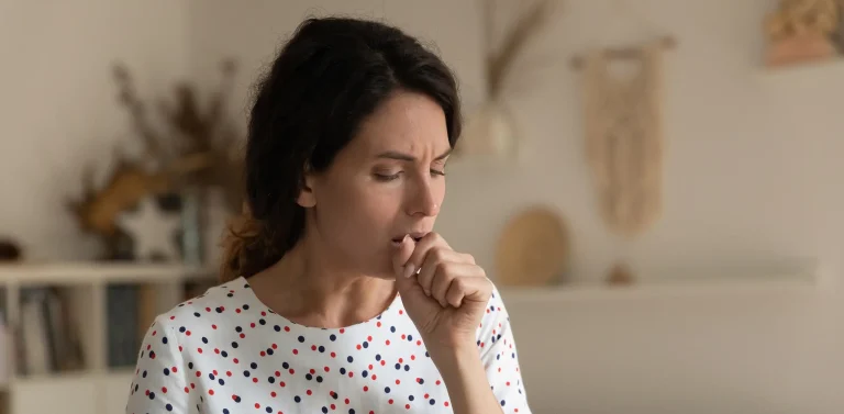 Szczekający kaszel – skąd bierze się ten charakterystyczny dźwięk?