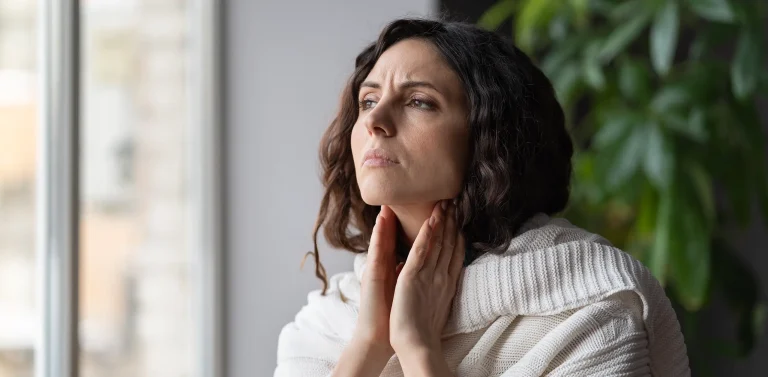 Podrażnione gardło – skąd się bierze uczucie drapania i pieczenia?